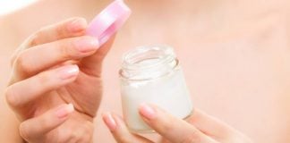 Focus on: crema viso e corpo, sapone, shampoo, deodorante cosmetico_fotolia_65690276