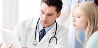 Il dermatologo e la diagnosi di Melanoma al paziente diagnosi_di_melanoma_-_dermatologo_paziente_-_myskin