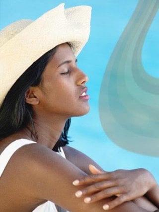 Fototipo V - Pelle scura, capelli neri e occhi scuri: chi appartiene a questo fototipo ha tantissima melanina e si scotta raramente. I dermatologi consigliano comunque di utilizzare creme e filtri solari per proteggere la pelle dai raggi ultravioletti.