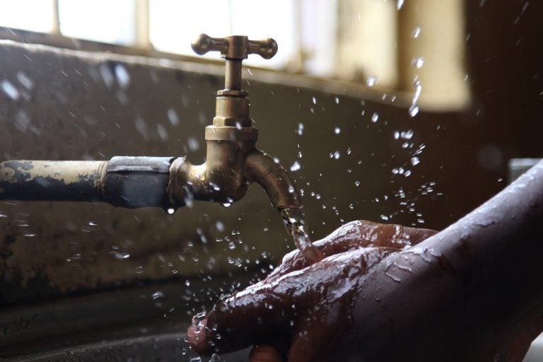 Acqua di rubinetto per struccarsi