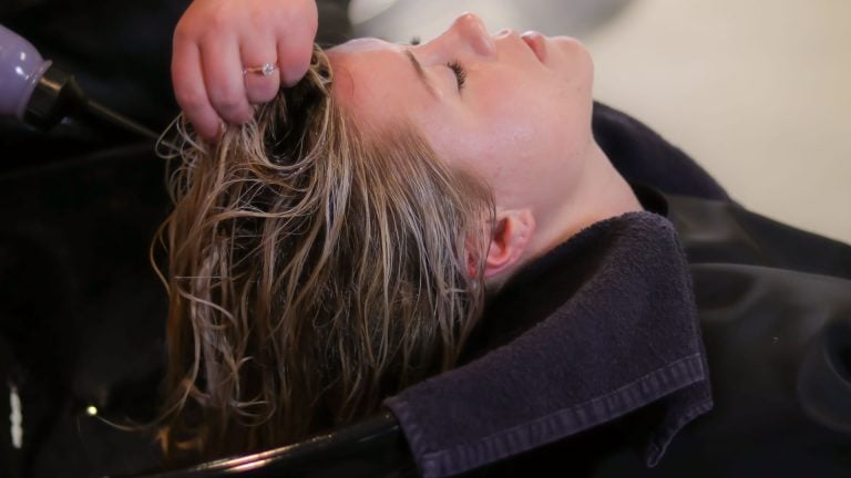 Dermatite seborroica: 5 consigli per tingere i capelli