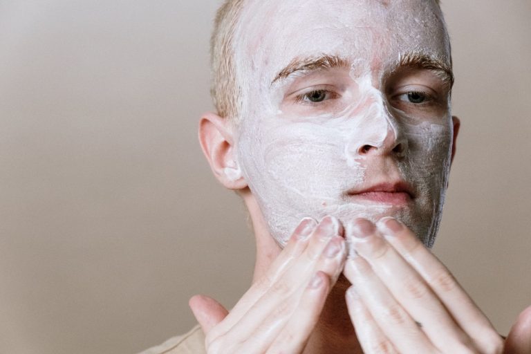 Quali sono le migliori routine di cura della pelle per gli uomini?