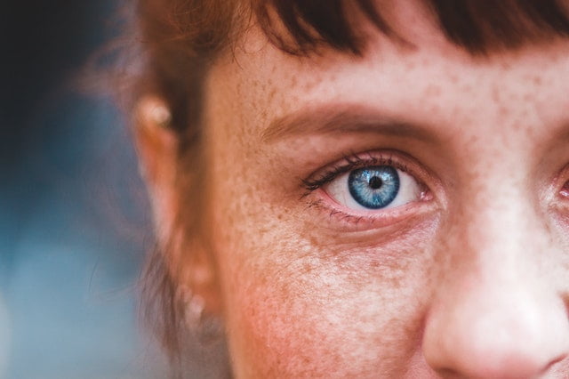 Quali sono le 5 cause degli anelli rossi intorno agli occhi?